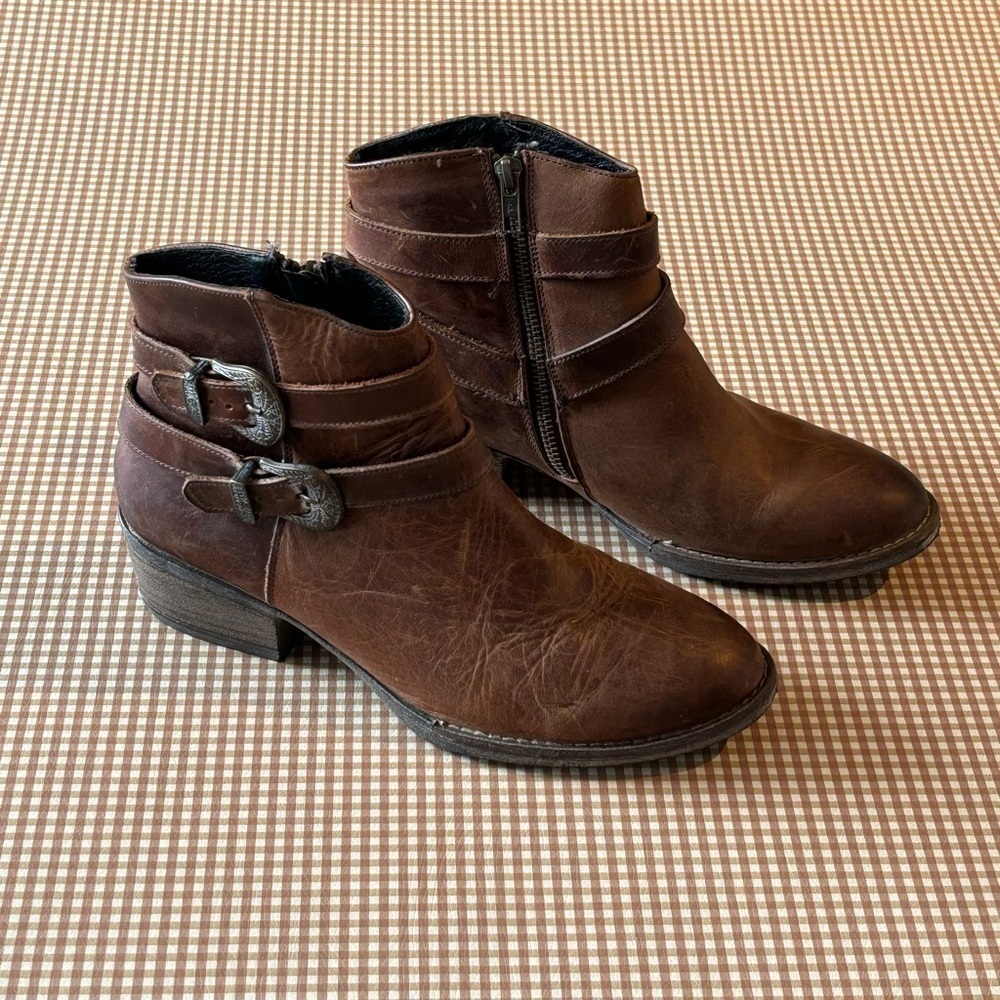 Sterling River short leather‎ boots booties with buckles. Size 9